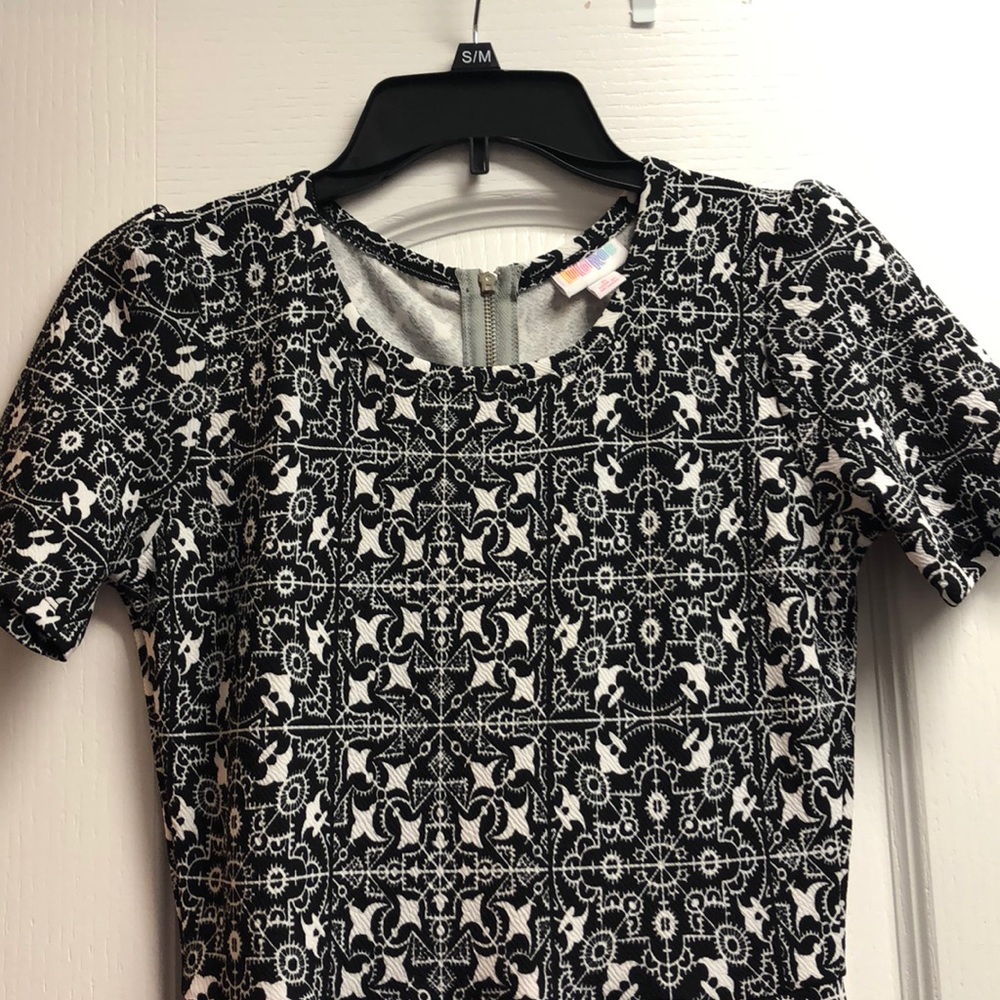 Small black and white LuLaRoe Amelia
